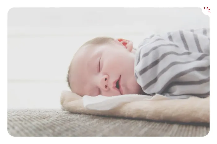 Photo Revila : un bébé endormi sur une couverture