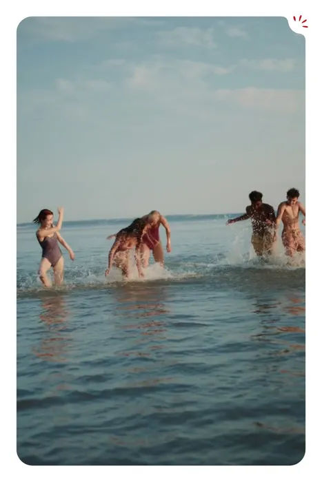 Photo Revila : des amis jouent dans les vagues