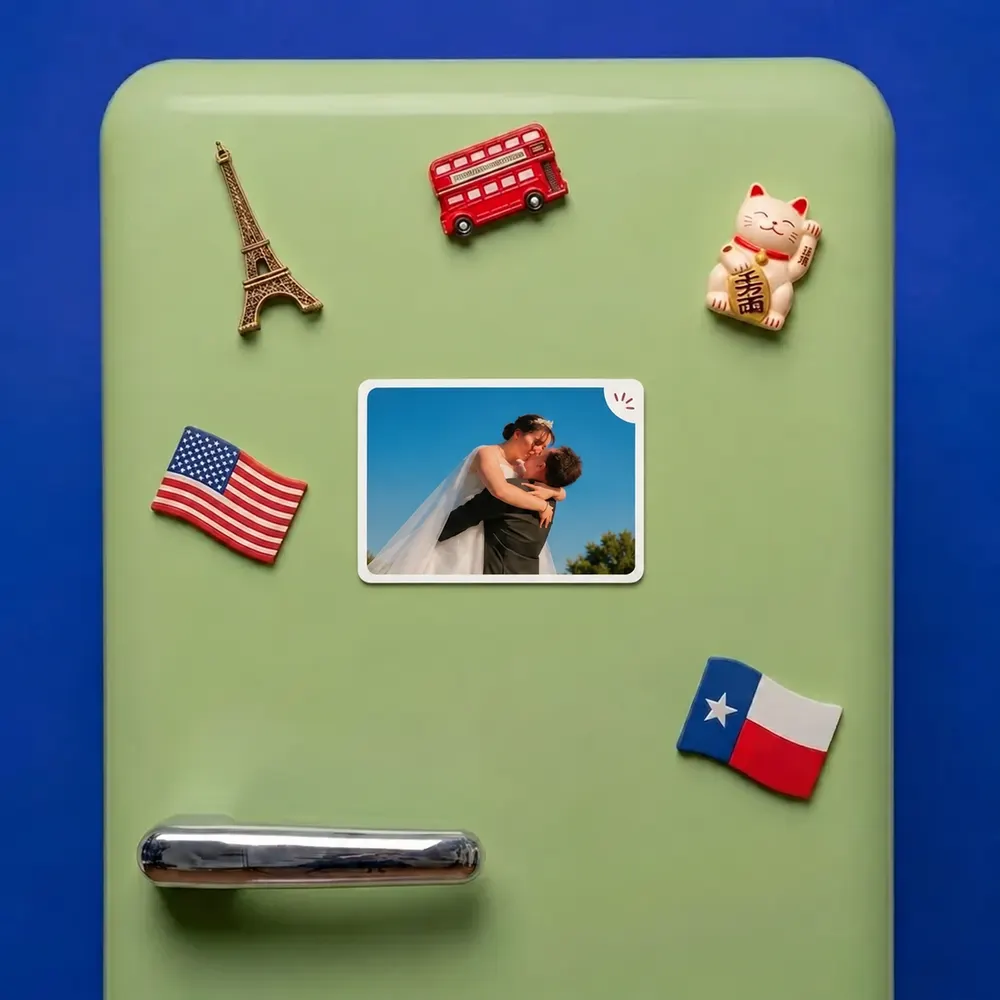 Revila Magnet paysage sur un frigo, parmi les aimants de vacances